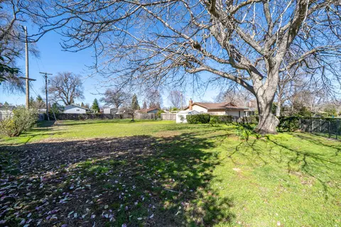 Lakewood Drive, Redding, CA 96001 photo 2