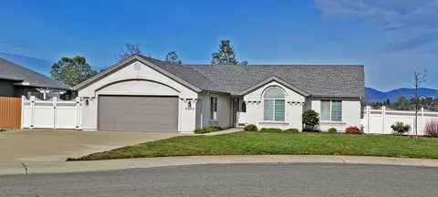 3030 Misty Glen Dr, Redding, CA 96001