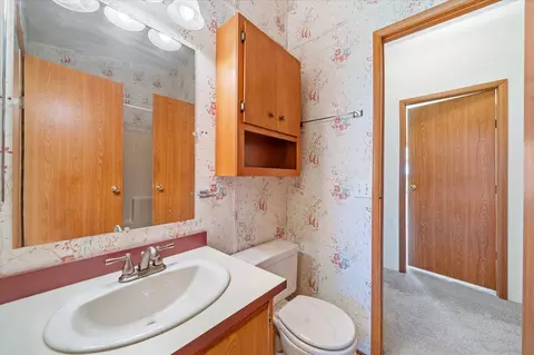 Bath - 19301 Smith Rd, Redding, CA 96002 photo 4 of 5