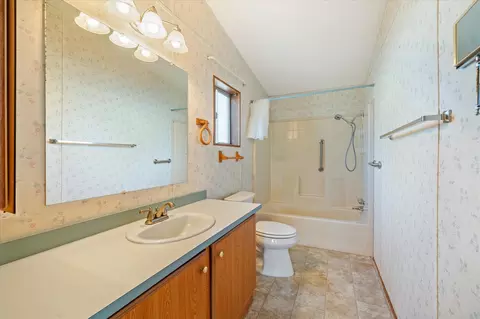 Bath - 19301 Smith Rd, Redding, CA 96002 photo 3 of 5