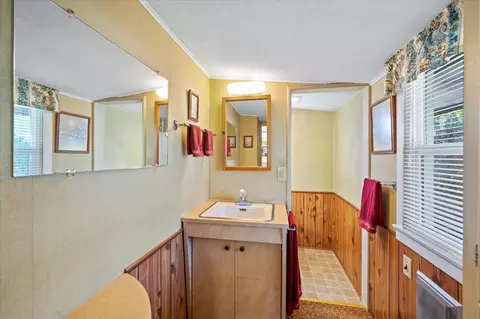 Bath - 19301 Smith Rd, Redding, CA 96002 photo 1 of 5