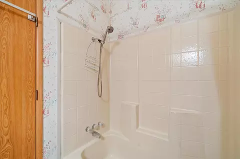 Bath - 19301 Smith Rd, Redding, CA 96002 photo 5 of 5