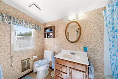 Bath - 19301 Smith Rd, Redding, CA 96002 photo 2 of 5
