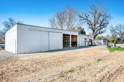 Exterior - 19301 Smith Rd, Redding, CA 96002 photo 17 of 19
