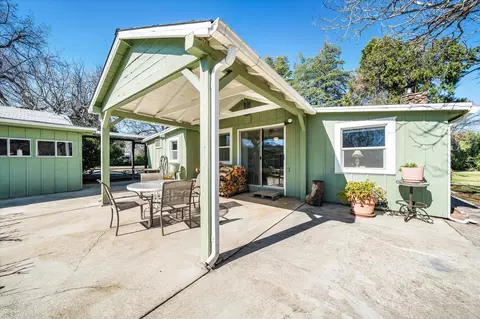 Exterior - 19301 Smith Rd, Redding, CA 96002 photo 4 of 19