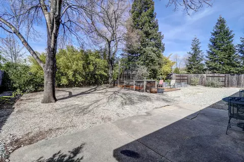 2142 Hacienda St, Redding, CA 96003 photo 32