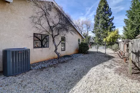2142 Hacienda St, Redding, CA 96003 photo 28