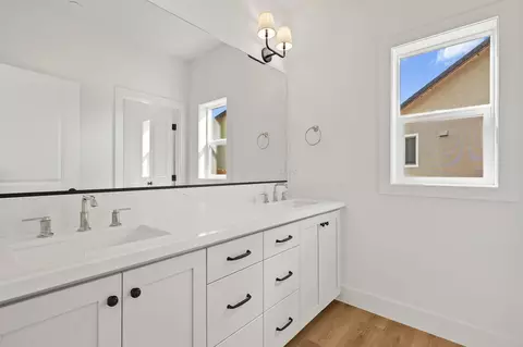 Bath - 4507 Shannon Pl, Redding, CA 96001 photo 2 of 3