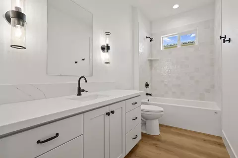 Bath - 4507 Shannon Pl, Redding, CA 96001 photo 1 of 3