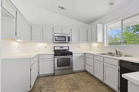 2926 Tropicana Ct, Redding, CA 96003 photo 8