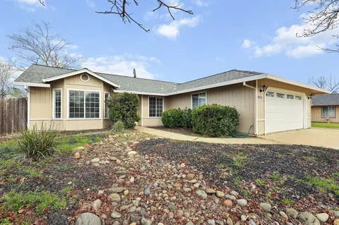 2926 Tropicana Ct, Redding, CA 96003