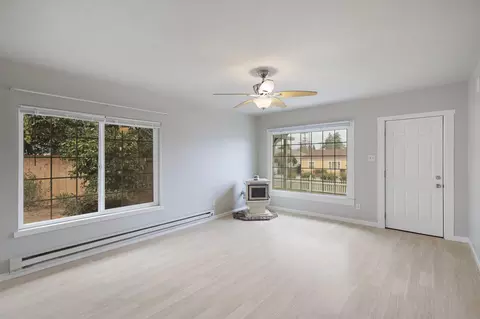 Living - 2322 Waldon St, Redding, CA 96001 photo 2 of 8
