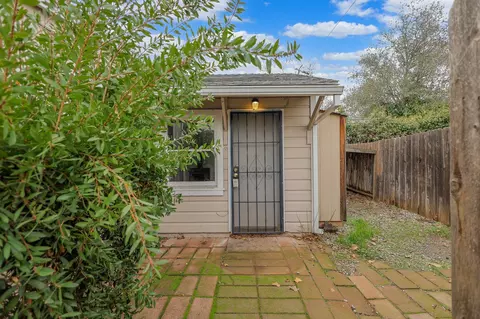 Exterior - 2322 Waldon St, Redding, CA 96001 photo 8 of 10