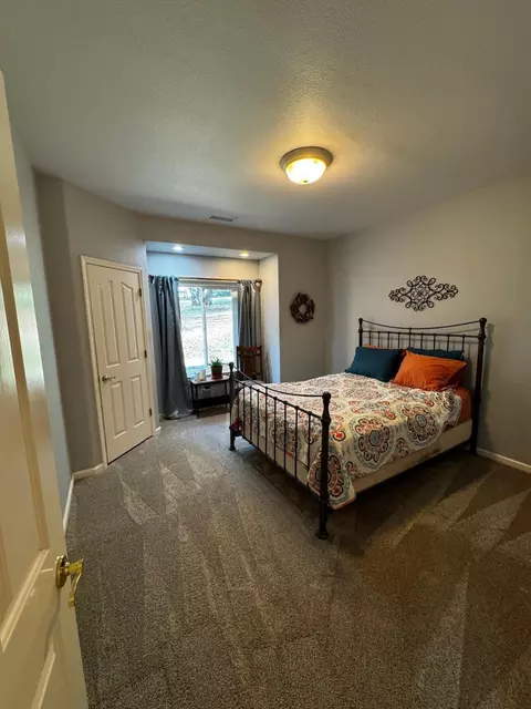 Bedroom - 13228 Tierra Oaks Dr, Redding, CA 96003 photo 4 of 6