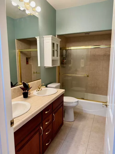 Bath - 13228 Tierra Oaks Dr, Redding, CA 96003 photo 2 of 4