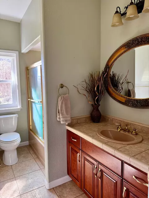 Bath - 13228 Tierra Oaks Dr, Redding, CA 96003 photo 1 of 4