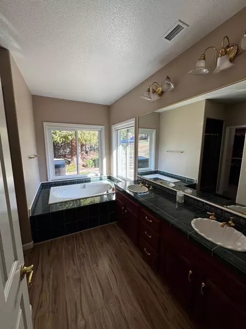 Bath - 13228 Tierra Oaks Dr, Redding, CA 96003 photo 4 of 4