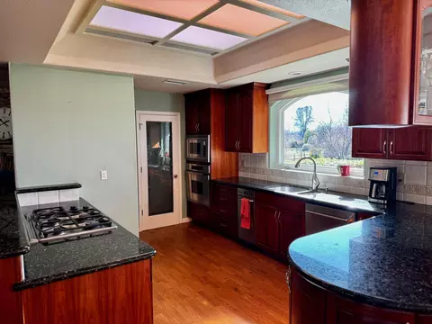 Kitchen - 13228 Tierra Oaks Dr, Redding, CA 96003 photo 4 of 12