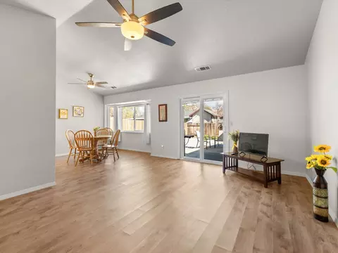 6937 Yvonne Ct, Redding, CA 96001 photo 5