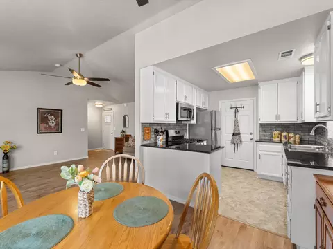 6937 Yvonne Ct, Redding, CA 96001 photo 11