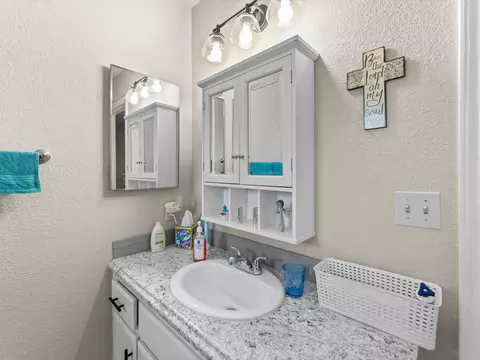 6937 Yvonne Ct, Redding, CA 96001 photo 20