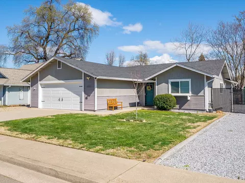 6937 Yvonne Ct, Redding, CA 96001 photo 2