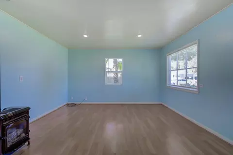 Living - 403 Beagle Ln, Redding, CA 96002 photo 3 of 4