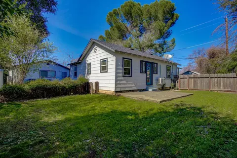 Exterior - 403 Beagle Ln, Redding, CA 96002 photo 4 of 8