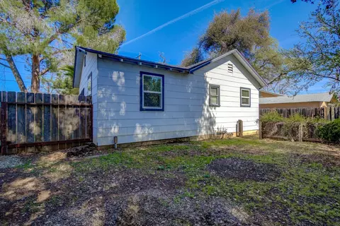Exterior - 403 Beagle Ln, Redding, CA 96002 photo 6 of 8