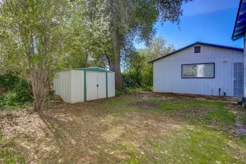 Exterior - 403 Beagle Ln, Redding, CA 96002 photo 5 of 8