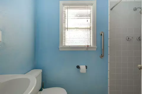 Bath - 403 Beagle Ln, Redding, CA 96002 photo 1 of 2