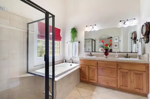 Bath - 532 River Park Dr, Redding, CA 96003 photo 2 of 3