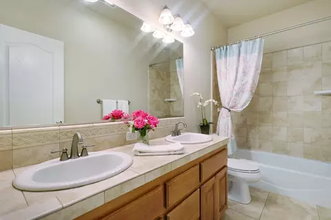 Bath - 532 River Park Dr, Redding, CA 96003 photo 3 of 3