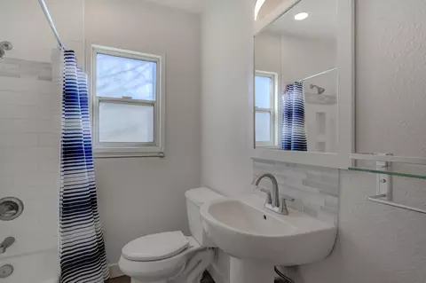 Bath - 2353 North St, Redding, CA 96001 photo 3 of 3