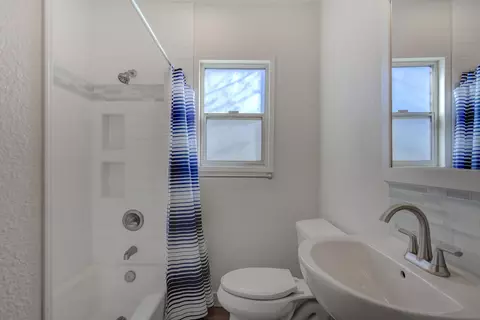 Bath - 2353 North St, Redding, CA 96001 photo 2 of 3