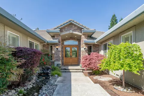 19565 San Vincente Dr, Redding, CA 96003