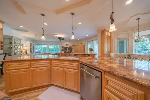 Kitchen - 19565 San Vincente Dr, Redding, CA 96003 photo 6 of 9