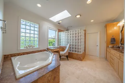 Bath - 19565 San Vincente Dr, Redding, CA 96003 photo 2 of 12
