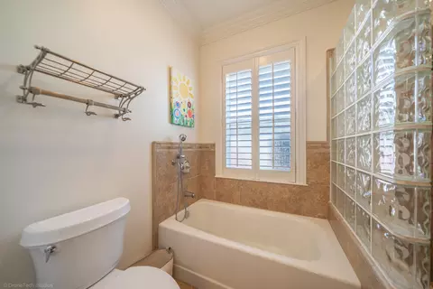 Bath - 19565 San Vincente Dr, Redding, CA 96003 photo 9 of 12