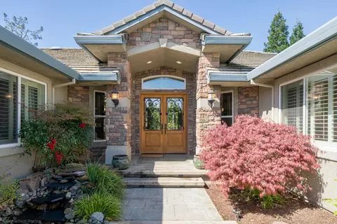 19565 San Vincente Dr, Redding, CA 96003
