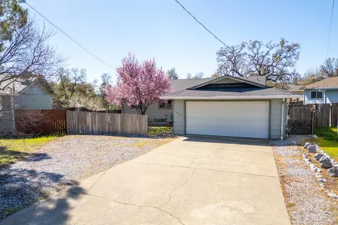 1085 Riviera Dr, Redding, CA 96001