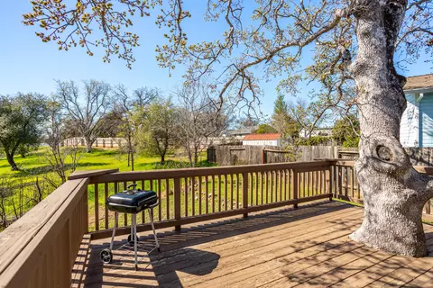 1085 Riviera Dr, Redding, CA 96001 photo 2