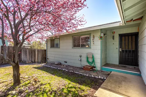 1085 Riviera Dr, Redding, CA 96001 photo 23