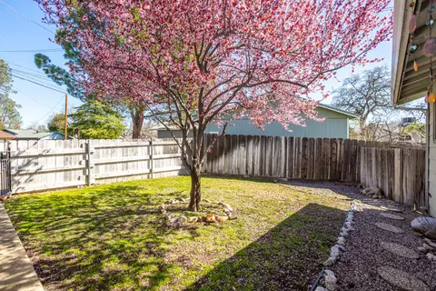 1085 Riviera Dr, Redding, CA 96001 photo 24
