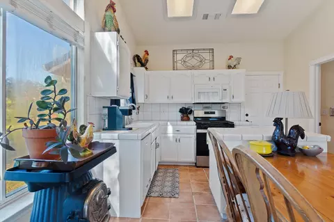 Kitchen - 10067 Tilton Mine Rd, Redding, CA 96001 photo 2 of 2