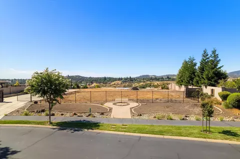 832 Santa Cruz Dr, Redding, CA 96003