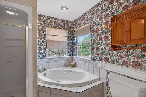 Bath - 5536 Trish Ct, Redding, CA 96003 photo 2 of 5