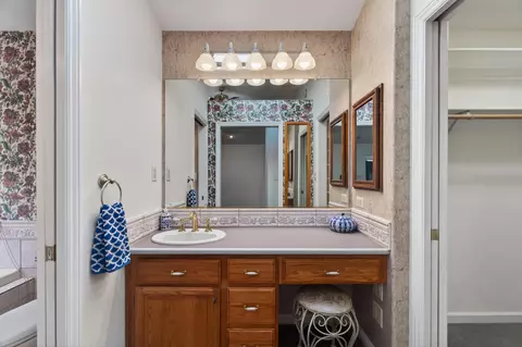 Bath - 5536 Trish Ct, Redding, CA 96003 photo 4 of 5