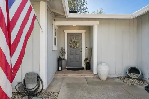 1750 Hawthorne Ct, Redding, CA 96002 photo 2