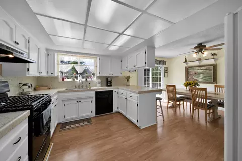 Kitchen - 2195 Rancho Rd, Redding, CA 96002 photo 2 of 4